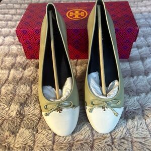 Tory Burch Cream and Tan Flats with Classic Design size 9.5